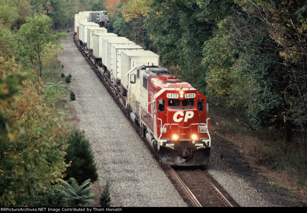 CP 6408 leads an intermodal consisting of TOFCs over the Lehigh Line